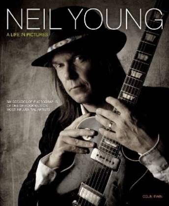 Neil Young A Life in Pictures. Six decades of photographs of one of rock musics most influential artists. Original English edition Englische Originalausgabe/ Original english edition. 
160 Seiten mit ca. 150 überwiegend farbigen Fotos.